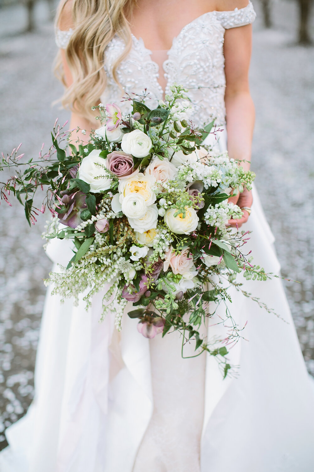 Violette-fleurs-event-design-florist-roseville-anna-perevertaylo-photography-planner-amnesia-rose-white-bouquet.jpg