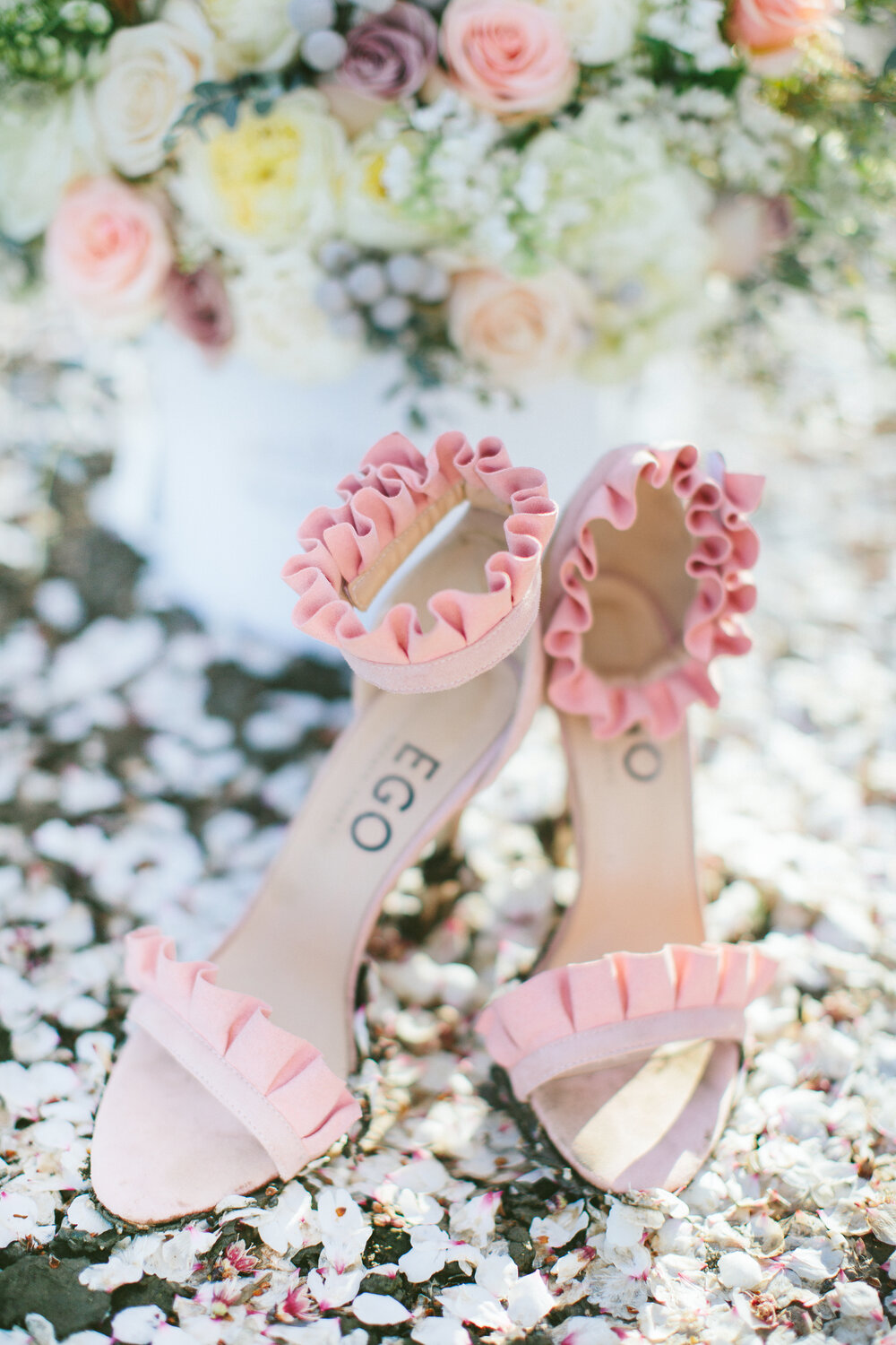 Violette-fleurs-event-design—florist-roseville-anna-perevertaylo-photography-planner-sacramento-Florist-Flowers-Classic-Wedding-design-shoes-hatbox.jpg