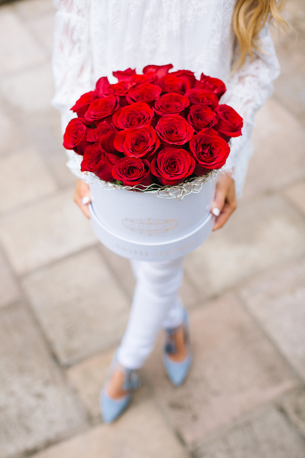 red-roses-designer-hatbox-roseville-sacramento-california-luxury-wedding-event-designer-hatbox-gift-violette-fleurs-anna-perevertaylo.jpg