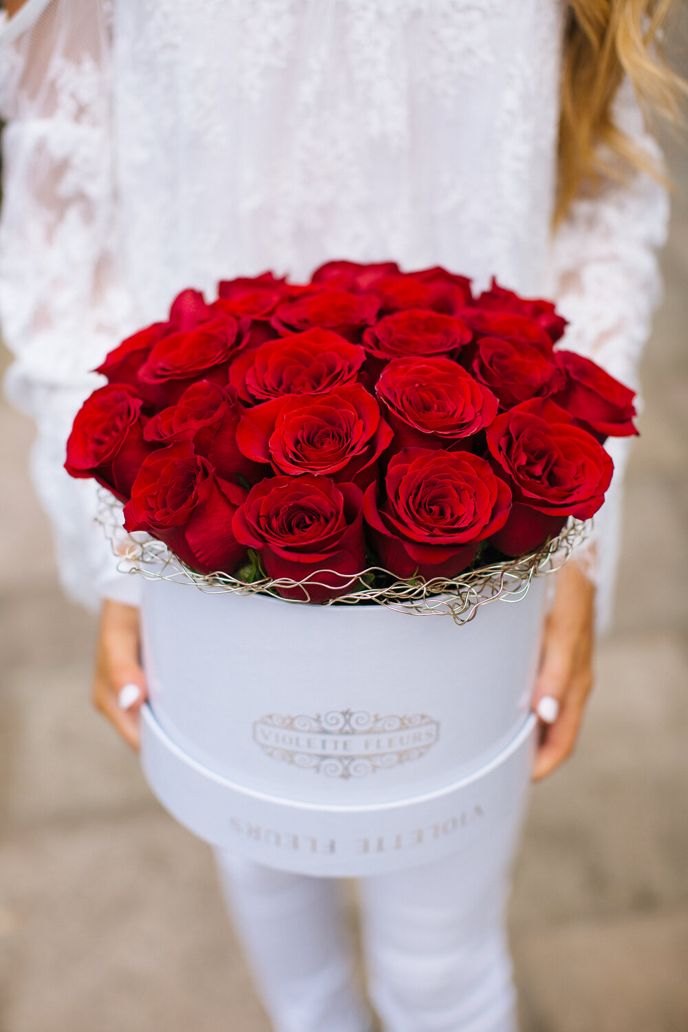 red-roses-hatbox-roseville-sacramento-california-luxury-gift-wedding-event-designer-hatbox-gift-violette-fleurs-anna-perevertaylo.jpg