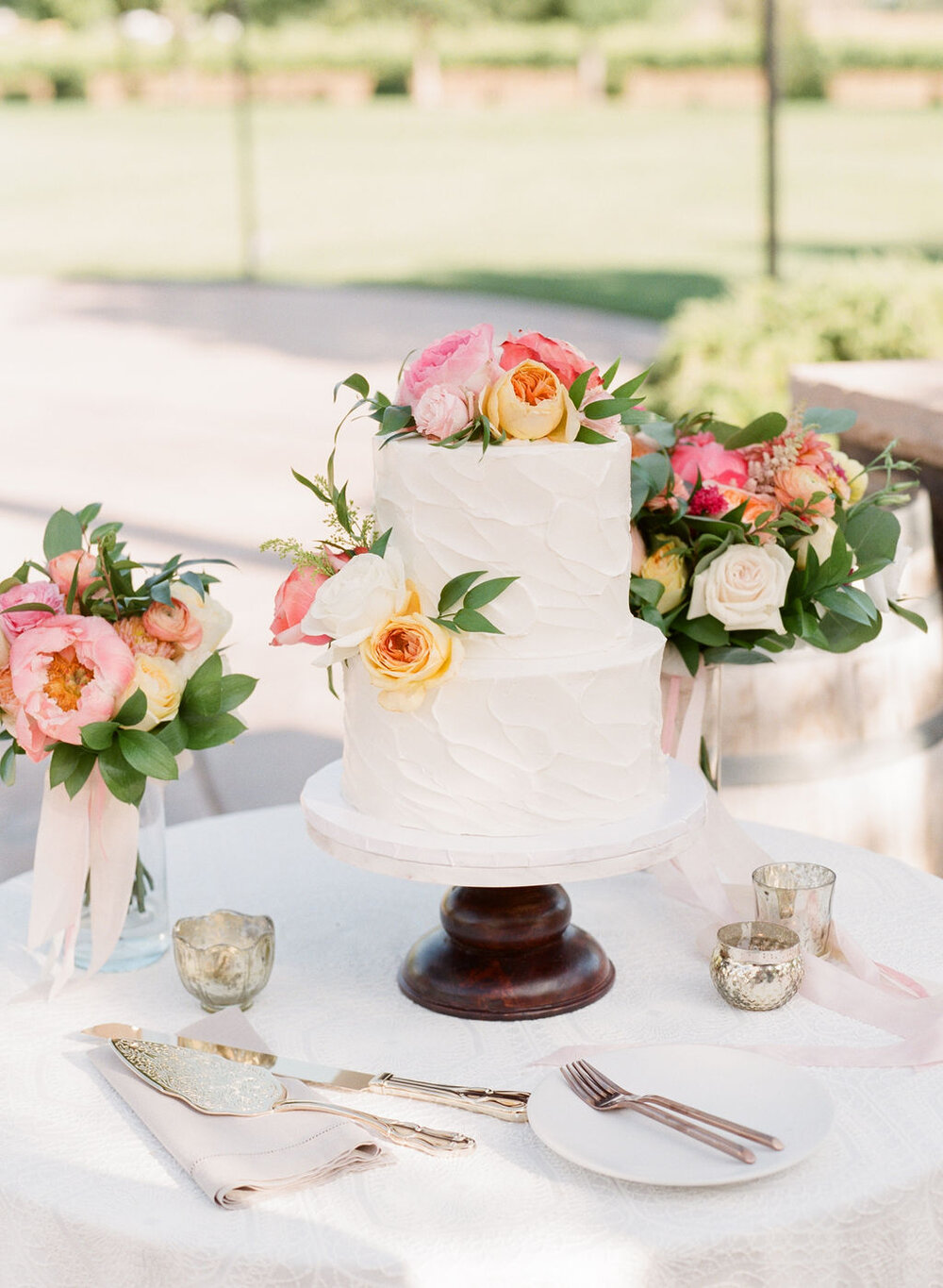 BriandDylan-Married-AshleyBaumgartner-WeddingDetails-cake-citrusflowers-VioletteFleurs.jpg