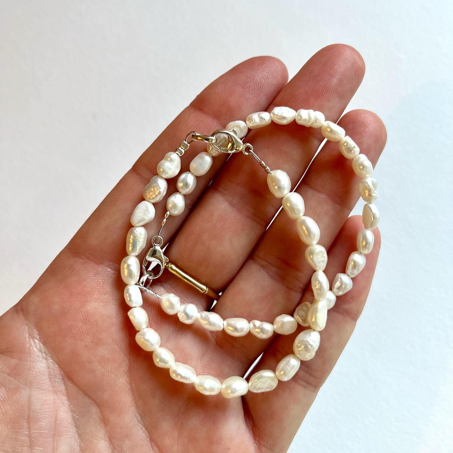Seven matching custom pearl bracelets for bestie bridesmaids. So cute! 🥹💞🌟