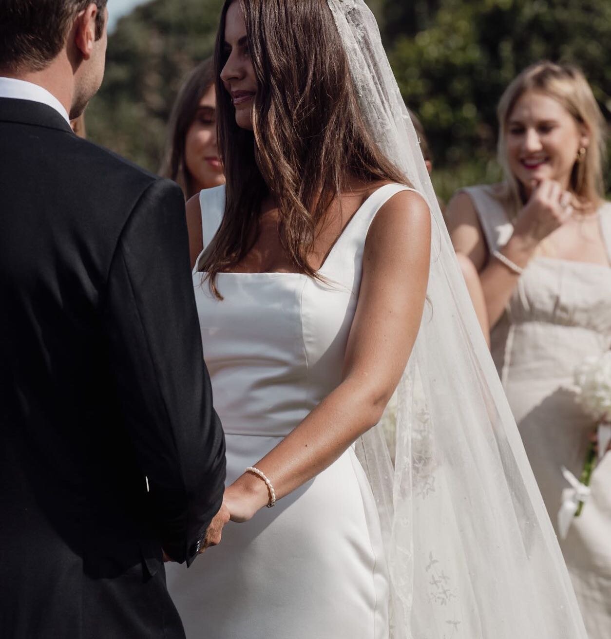 💫 The most beautiful bride Izzy wearing her custom pearl bracelet on her wedding day! Izzy also got matching bracelets for her bridesmaids! So heartwarming!! 🥹🥲