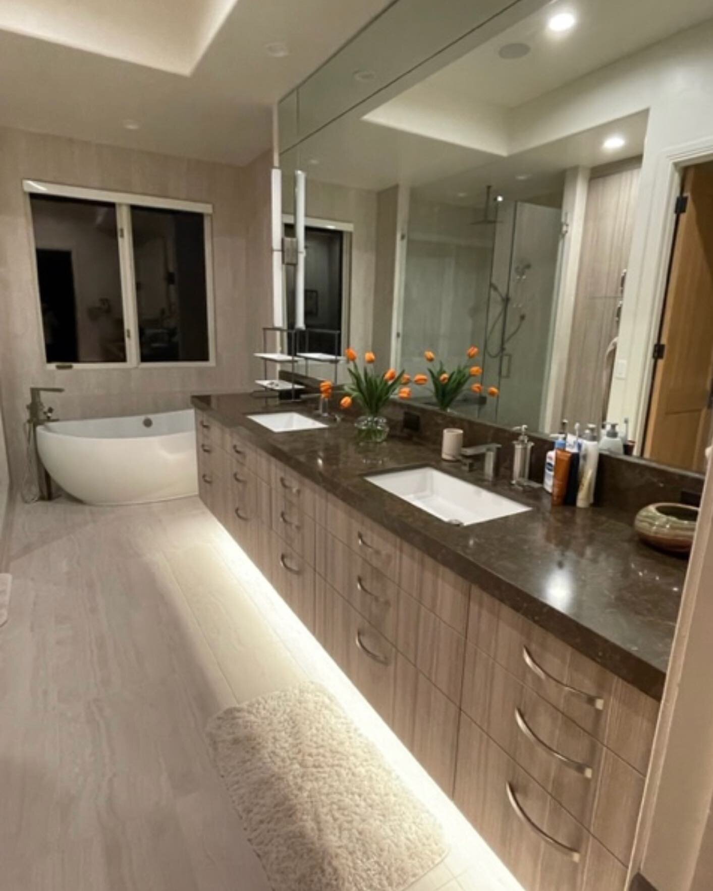 Love how the finishes in this bathroom turned out. []
[]
#deervalley #bhhsutah #evagents #homestaging #interiordesign #luxuryliving #luxurylivingparkcity
#luxuryhome#luxurystaging #luxurydesign #luxuryrealestate #mountainmodern #mountainliving #mount