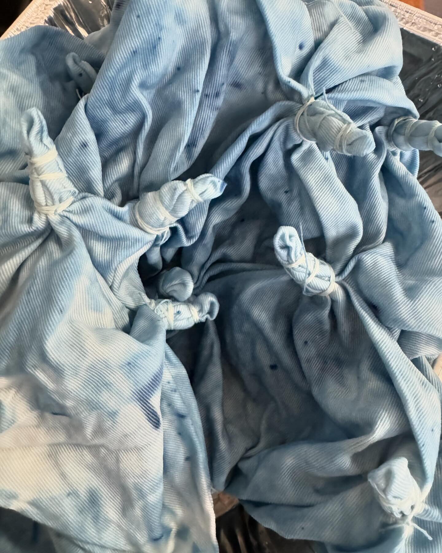 Experiment of Shibori Looped-Binding Technique with Indigo dye. 😀😀.
.
.
.
#kmhats #karenmorrismillinery #shibori #miura #dyeing #indigo #fabricart #binding #millinery #hatmaker #wearableart #textilecentermn #minnesota  #denim