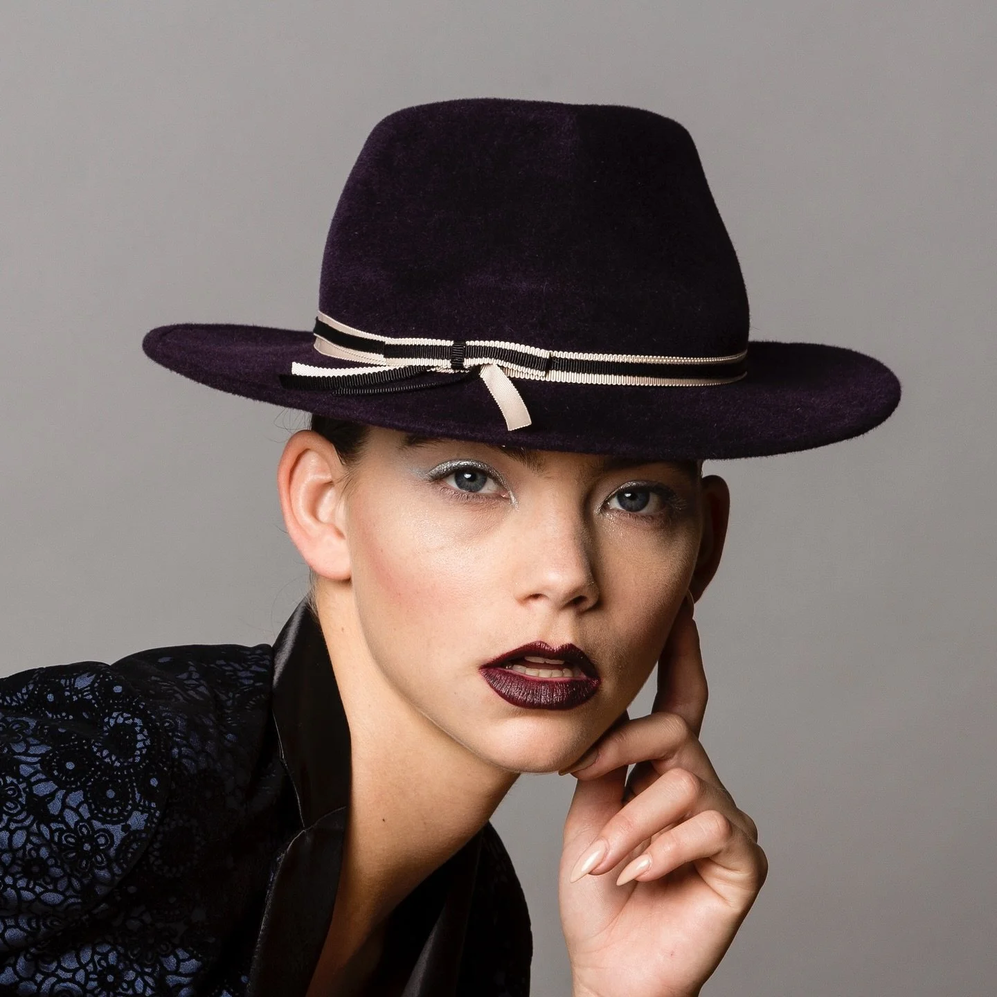 Classic. Fierce. Unforgettable. 🖤✨

Redefining sophistication with every glance. When perpetual style meets unapologetic confidence.

#karenmorris #karenmorrismillinery #couture #customcouture #millinery #fashionforward #timelessstyle #luxuryfashion