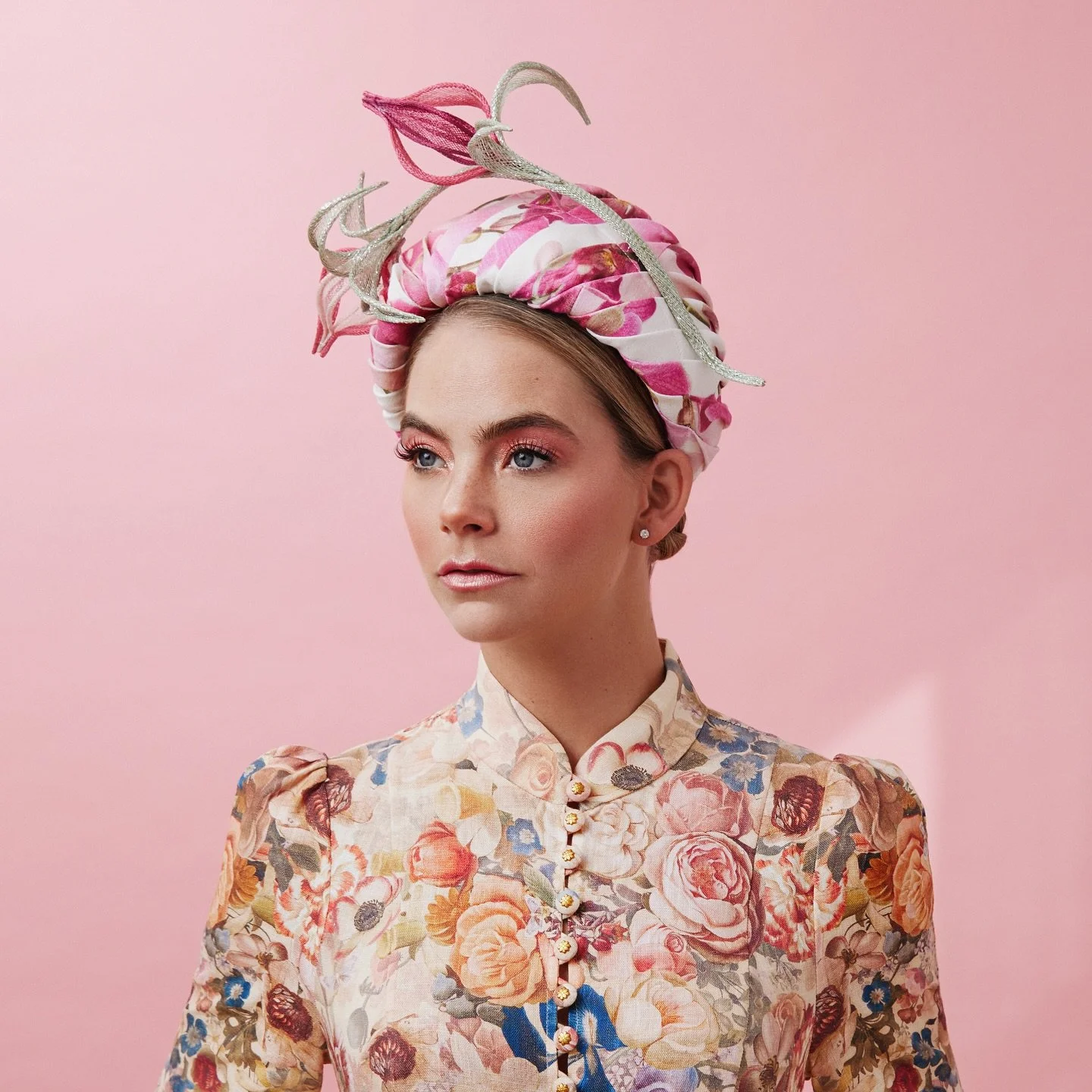 ✨Bloom with timeless elegance✨
The Magnolan headband brings modern charm to classic millinery. Crafted with floral-printed pleats and hand-rolled sinamay petals, it&rsquo;s the perfect way to wear floral with flair. 🌸👒

#wearableart #headbandstyle 