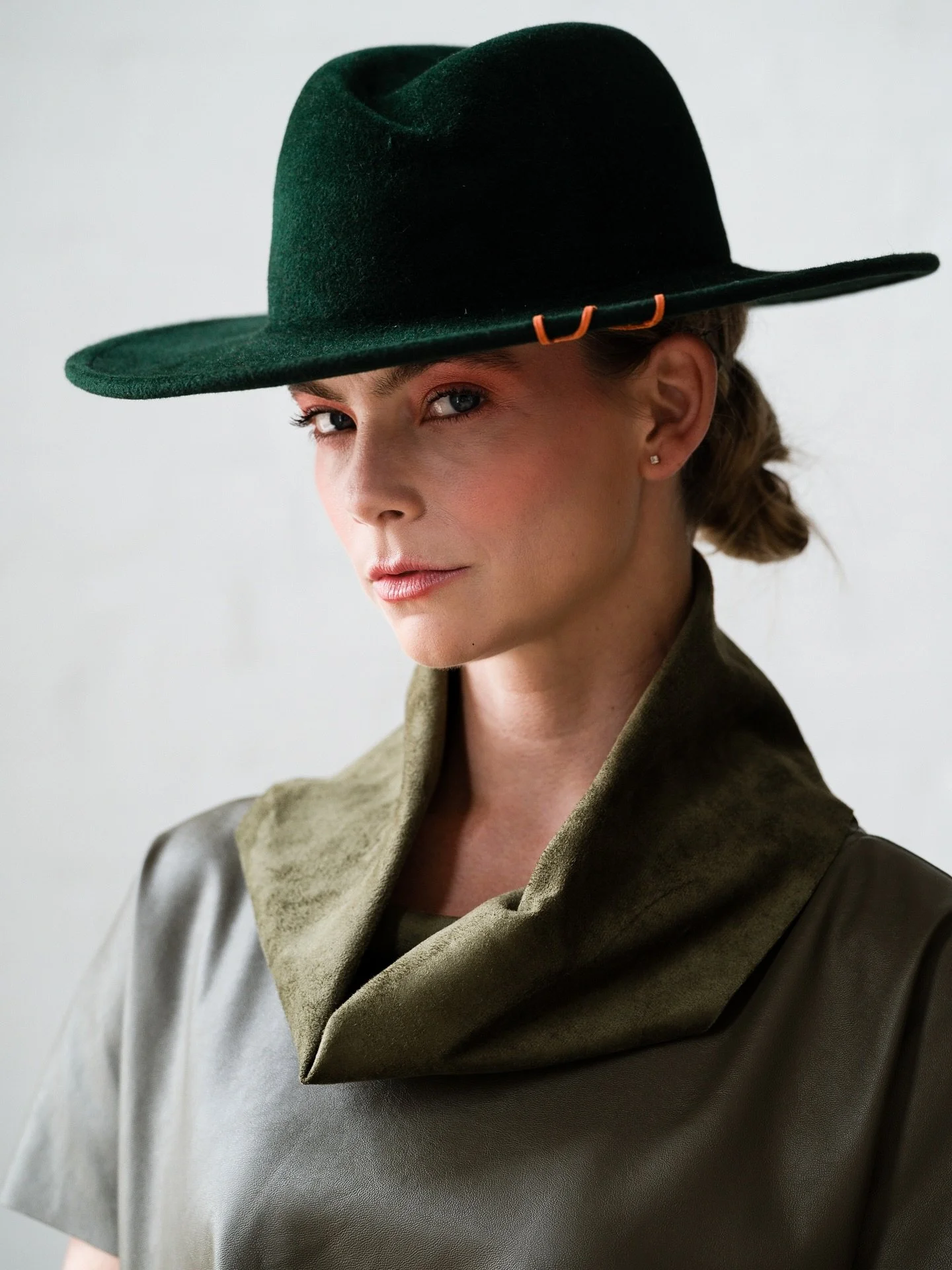 ✨ A different look for our signature Brittany fedora ✨

This deep-green version, paired with an orange leather lace, brings a bold contrast to a style you already love.

Same Brittany, styled differently. 💚🧡

#madetowear #wearableart #customdesign 