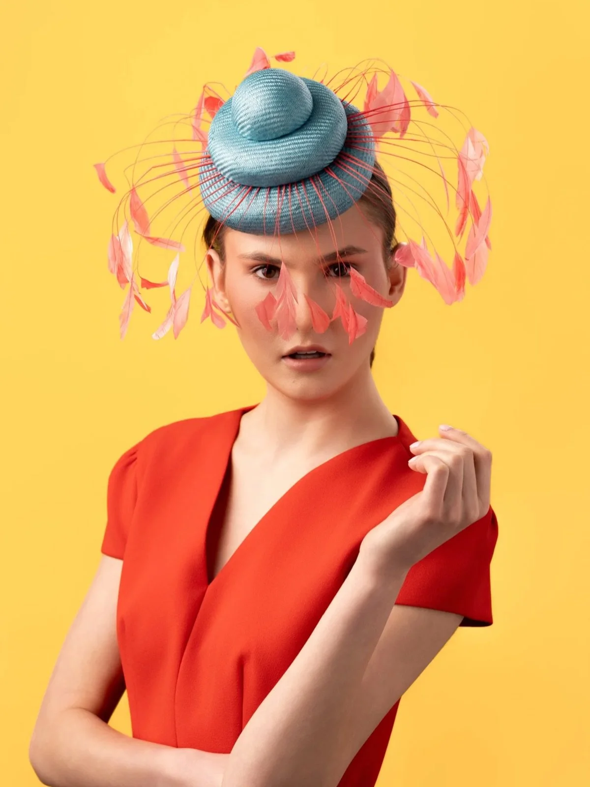 Vintage-inspired elegance, redefined.

This parasisal headpiece is shaped with a sculptural silhouette and finished with radiating stripped coq feathers, creating movement, lightness, and a sense of quiet drama.

A refined statement designed to eleva