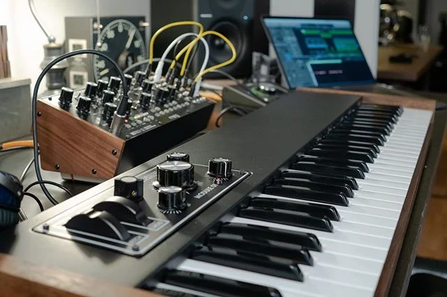 Plays well with others⠀
*⠀
*⠀
*⠀
*⠀
*⠀
#midi #keyboard #extradeluxe #extradeluxemfg #musicproducer #musicproduction #music #musician #instrument #controller #midicontroller #homerecording #studio #recordingstudio #midikeyboard #musicmaking #producer #livemusic #studiosetup #studiolife #moog #logic #apple #analog #digital