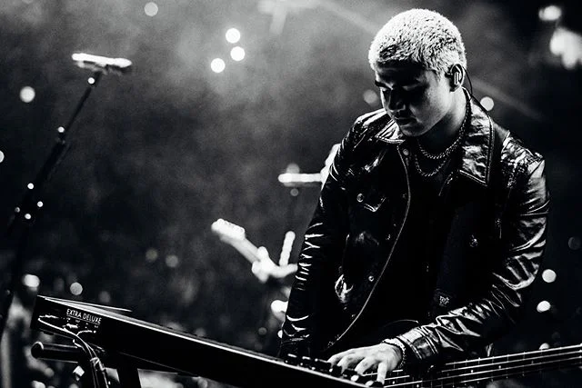 @5sos with that Extra Deluxe on stage 📸:@dkessler *⠀
*⠀
*⠀
*⠀
#midi #keyboard #extradeluxe #extradeluxemfg #musicproducer #musicproduction #music #musician #instrument #controller #midicontroller #homerecording #studio #recordingstudio #midikeyboard #musicmaking #producer #livemusic #studiosetup #studiolife #5sos #5secondsofsummer