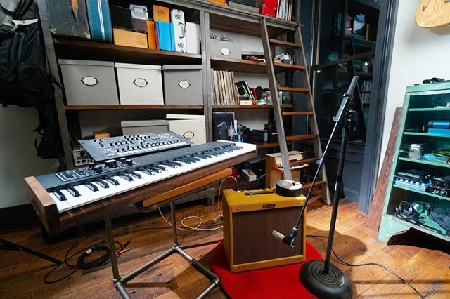 Controlling a dusty old MS2000r⠀
*⠀
*⠀
*⠀
*⠀
*⠀
#midi #keyboard #extradeluxe #extradeluxemfg #musicproducer #musicproduction #music #musician #instrument #controller #midicontroller #homerecording #studio #recordingstudio #midikeyboard #musicmaking #producer #livemusic #studiosetup #studiolife #fender #shure #korg