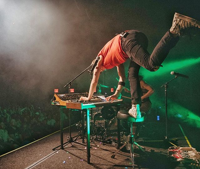 @mattandkim balancing act using Extra Deluxe for support in Brooklyn.⠀
📸: @shane_timm⠀
*⠀
*⠀
*⠀
*⠀
*⠀
#midi #keyboard #extradeluxe #extradeluxemfg #musicproducer #musicproduction #music #musician #instrument #controller #midicontroller #homerecordin