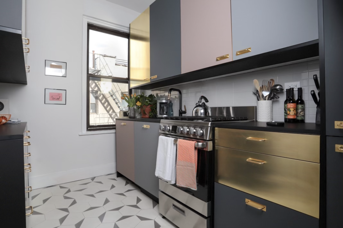 Experience the timeless appeal of the pre-war period as you step into the living room of this apartment, graced with original inlay flooring and ornate picture moldings.