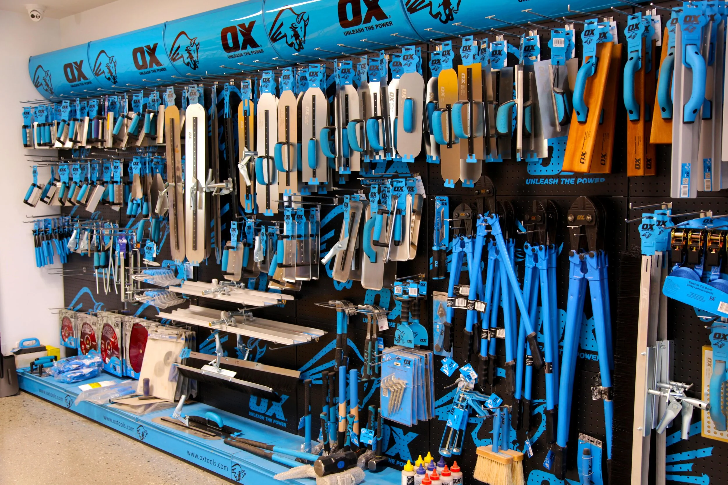 LARGE RANGE OF TOOLS
