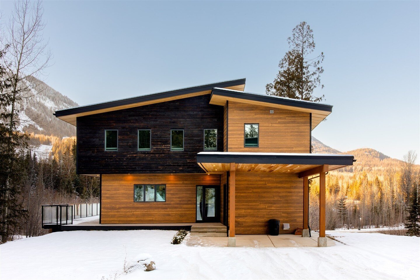 Caldera House⁠⁣⁠
⁠⁣⁠
Designed as a home with Scandinavian influence, nestled against Red Mountain Resort. Every detail from the warm neutral colour palette, and tasteful Nordic furniture, to the thoughtfully curated hygge-inspired touches, was carefu