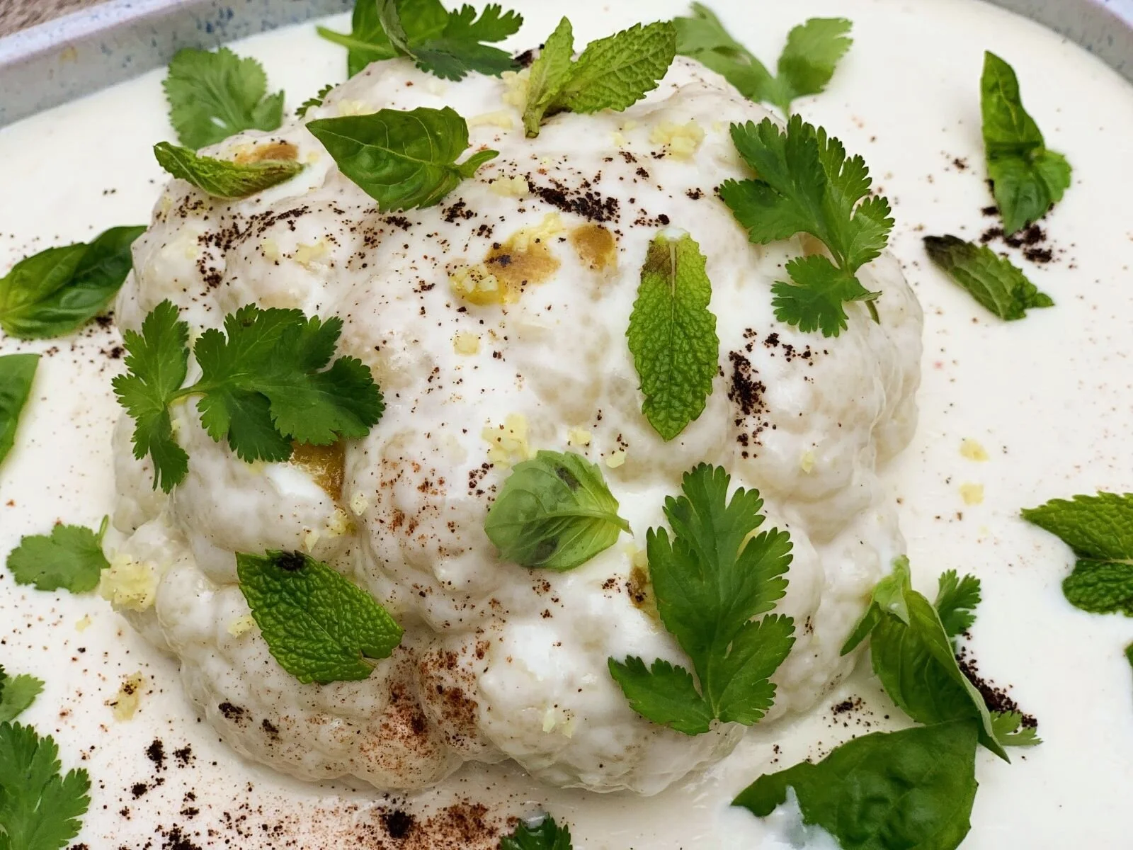 Oriol Castro, de Disfrutar **. Coliflor entera con bechamel de coco