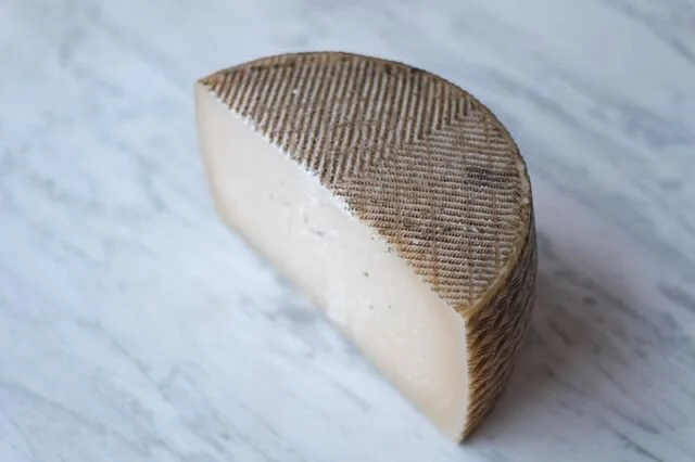 @teresa.azafran nos cuenta que va a hacer una receta muy de su tierra🍴. - Alitas crujientes y rellenas de queso manchego, con hierbabuena y alioli de azafr&aacute;n de la mancha. - Rollito de lechuga y hierbabuena, relleno de alita de pollo crujient