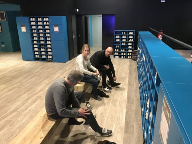Joueurs mettant leurs chaussures de bowling exalto dardilly