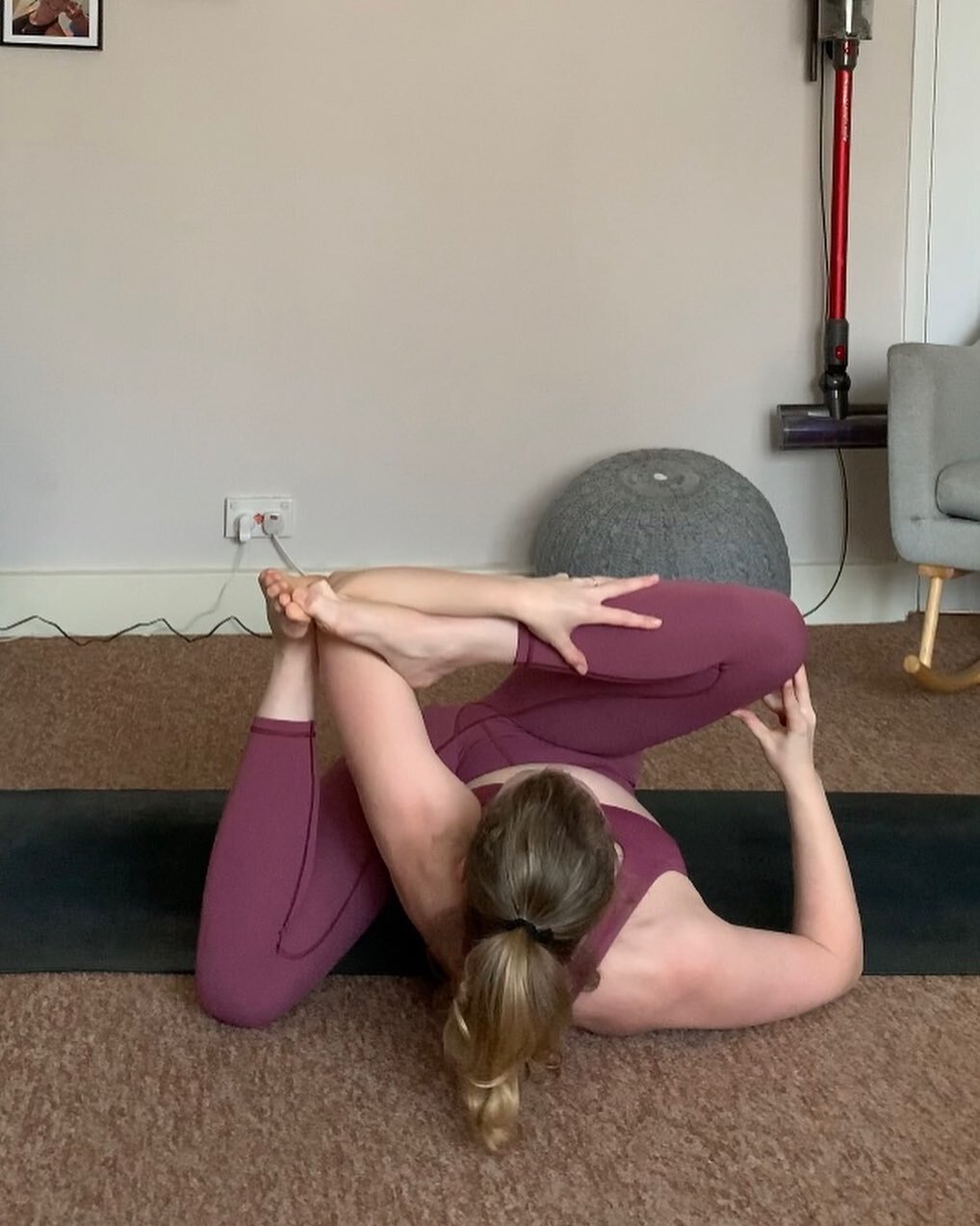 ✨ Yogi See Yogi Do ✨

Not sure if I did justice to this shape but it was fun playing with it. 🤣Hips felt super upen after this&hellip;also I cheated a bit with crossing the big toes but it had to happen 😜

Thanks for the fabulous hosts as usual. 🙏