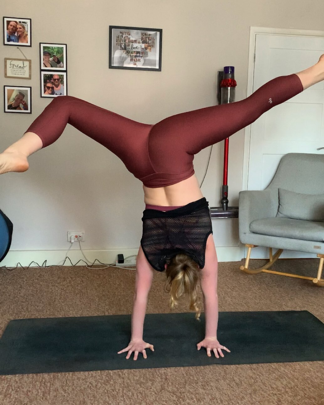 What goes under must go up 🆙 

Last day of this fabulous challenge HANDSTAND with this amazing twisty version. First time since my boy I was able to hold it properly. 😍🙌💥

Thanks for all the inspiring shapes and for the amazing line up of poses. 