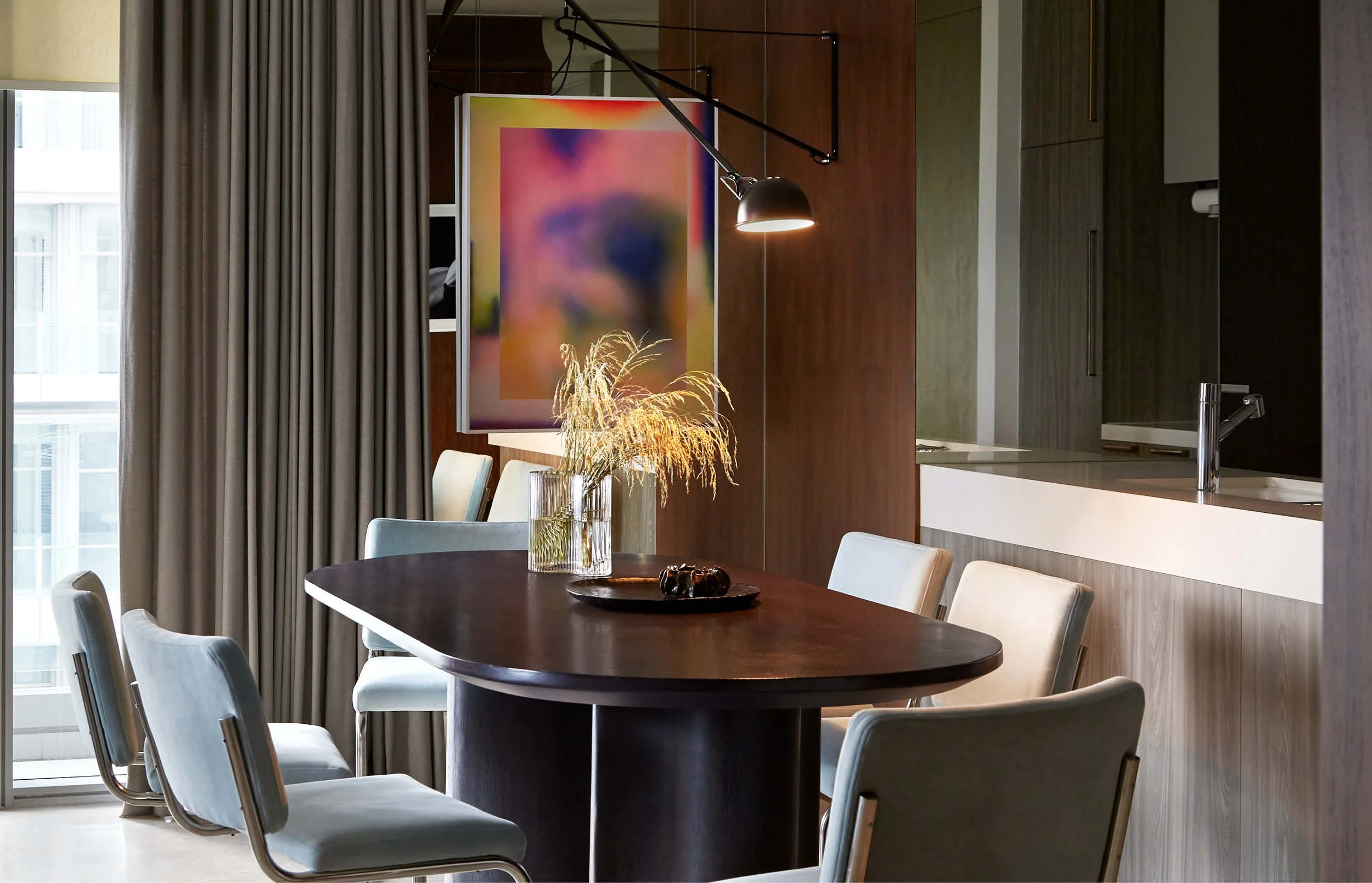 The modern way of living is inevitably defined by how disconnected our feet from the ground and how elevated our towering domicile is. Verde 11 is a three-bedroom residential space in an apartment complex in South Jakarta. Tactile materials with war