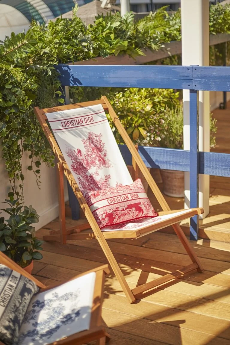 dior pop up chair.jpeg