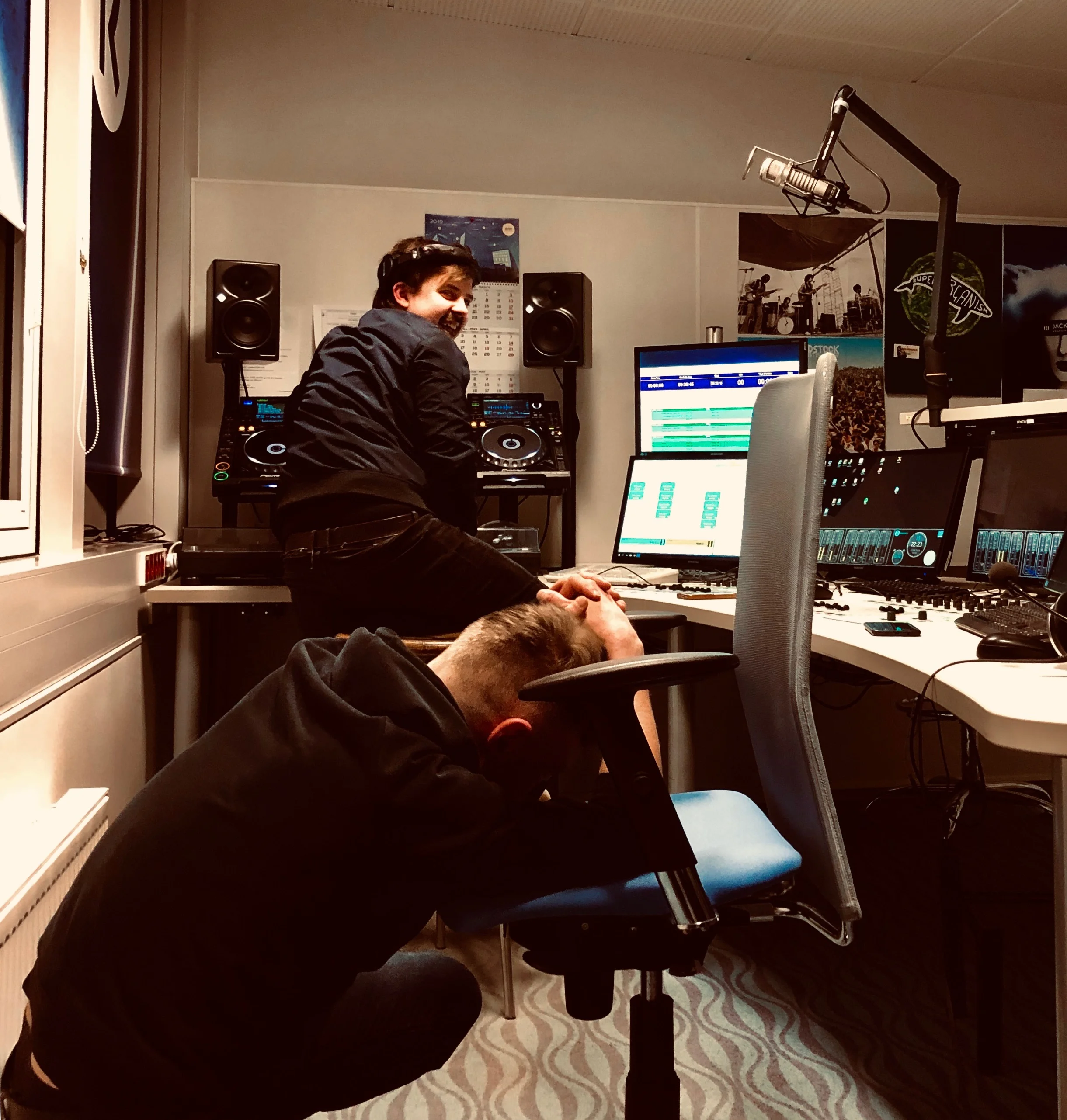 Hugo Mesi and Maxim Joll Bach releasing the first single of Get Records - Kajakas at R2 live show