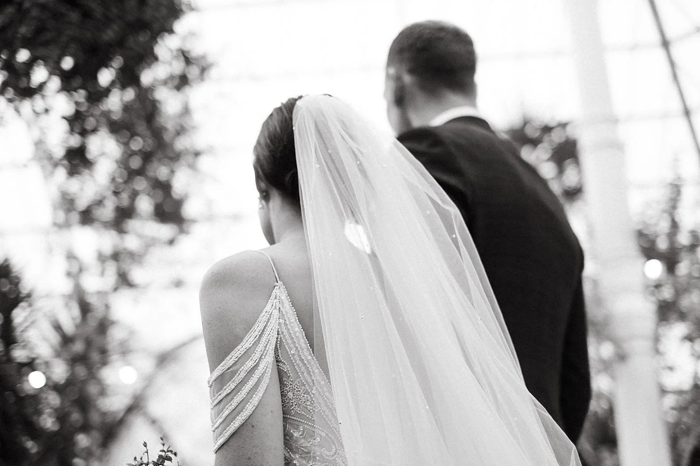 The absolute best feeling is delivering photos to our couples.
It&rsquo;s like Christmas morning, with cats, and chocolate, and every good thing sprinkled on top.
Happy photo day Lucy + Arie!! You&rsquo;ve got mail 💌🐦🥰

#pebbleandafish
.
.
.

#peb