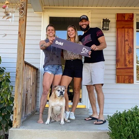 Blurry self timer life, but I needed these two on the feed, cuz Nashville gained some prettyyyy cool new residents recently. 🤠

Thank you, Lizzie &amp; Garett (+Diesel 🐶) for trusting me whole heartedly! Still can&rsquo;t believe the first time I m