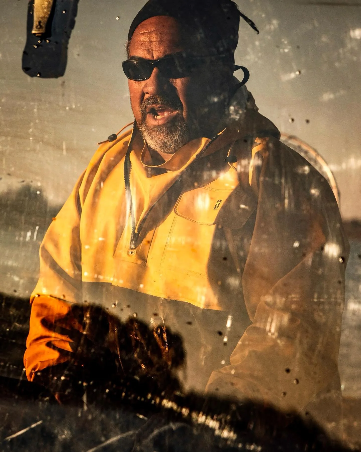 The moon is still a dime in the western sky,
but a band of sunlight has risen over the horizon as
Saturday tips into morning. An egret hunts for break-
fast on the far bank, but the Weekapaug Breachway is
otherwise empty. Jason Jarvis grabs a floatin