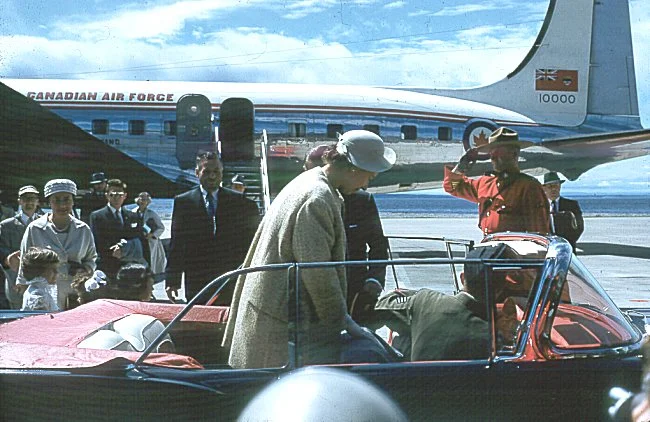 queen-getting-into-her-car.jpg