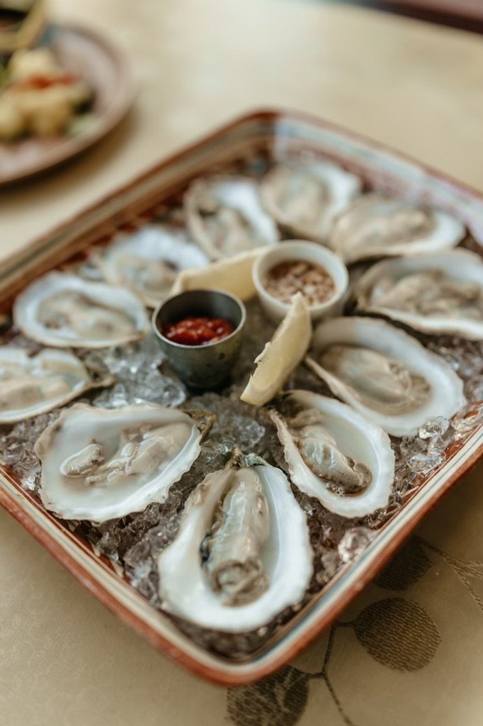 There are very few combos better than oysters and bubbles... So, for the second year, we are offering a fun little New Years Eve preorder combo! 
Our Oysters and Champagne package comes with:
1 Dozen of @emilysoysters 
1 btl of Victorieux Champagne
M