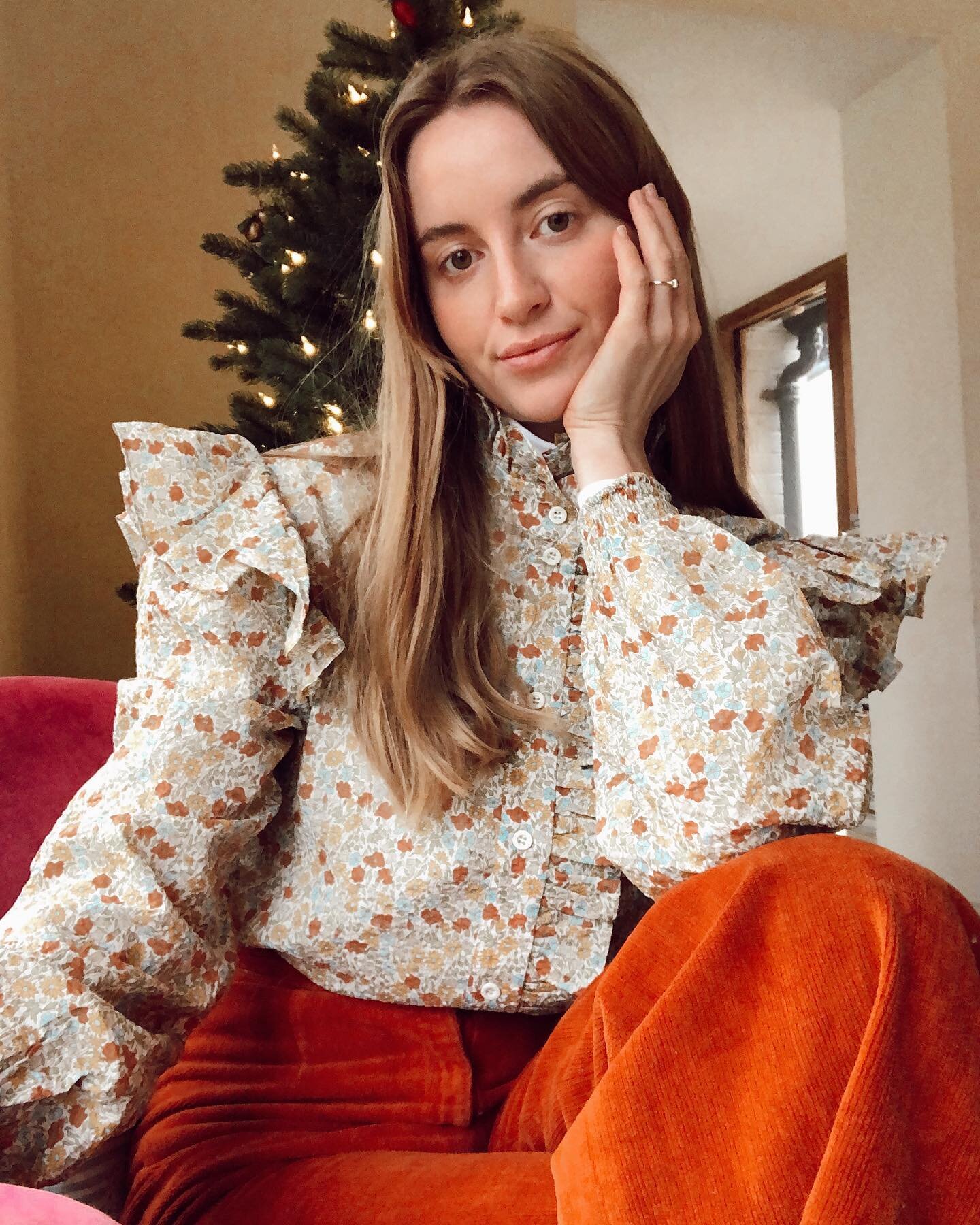 Big Christmas mood in this UHMAZING shirt from @hurr 🌟 I&rsquo;m so excited by the future of rental. I really think it opens up more options for people and it&rsquo;s something we&rsquo;re really encouraging our wedding guests to consider before the