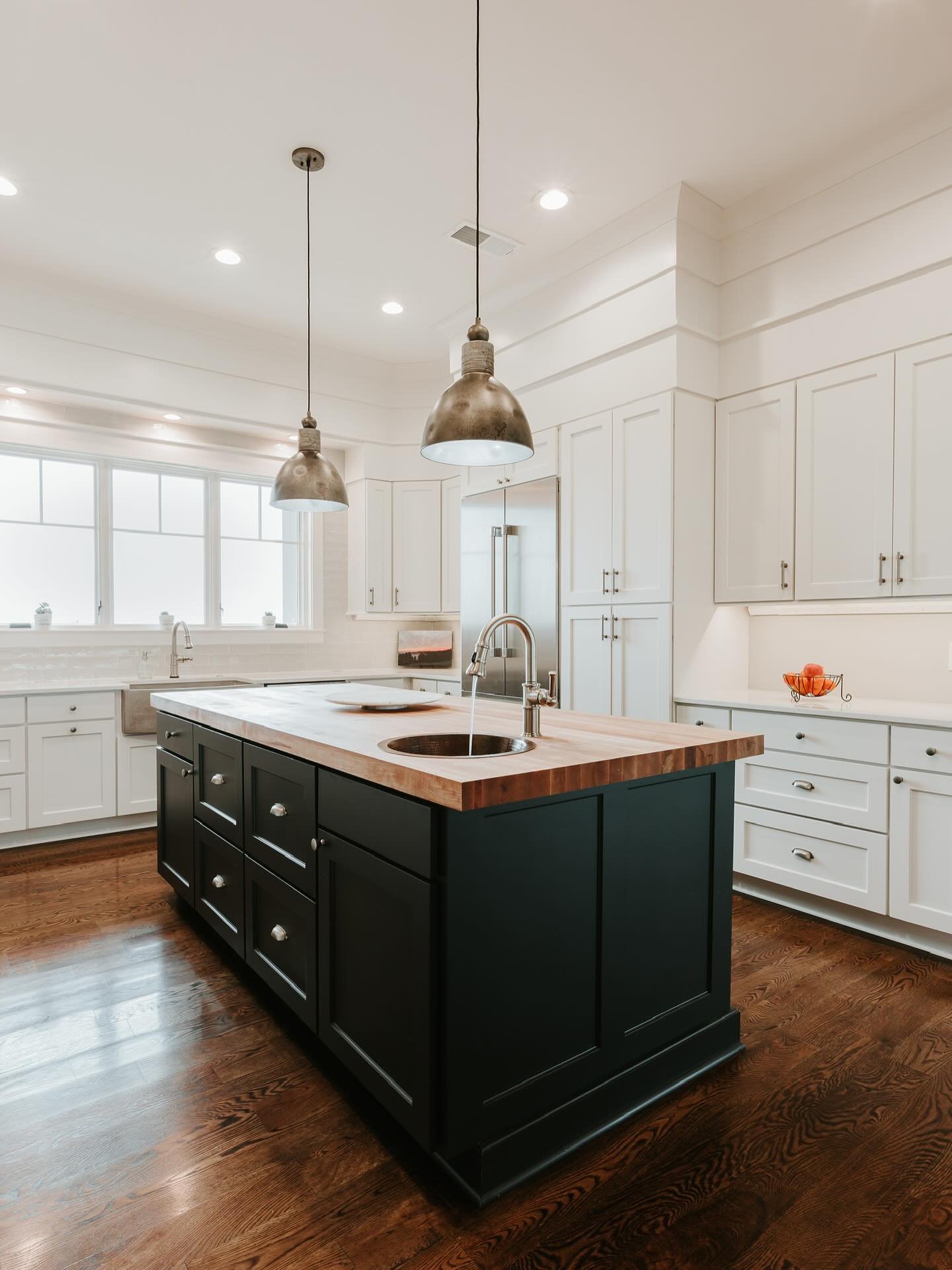 Throwback to this stunning kitchen from this custom build project. Photos by Chris Smith #newconstruction #customhome #customhomes #interiordesign #kitchen #kitchendesign #knoxville