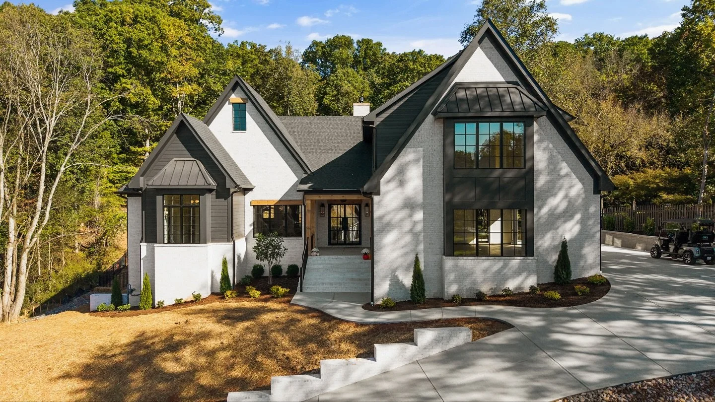 Check out our beautiful Parade House. Photos by @elevatedmediaco Contact us at hello@stevenscustomhomesllc.com Home plans and Interior Design by Whitney Shehane #newconstruction #customhomes #interiordesign #knoxville #builder #paradeofhomes #newcons