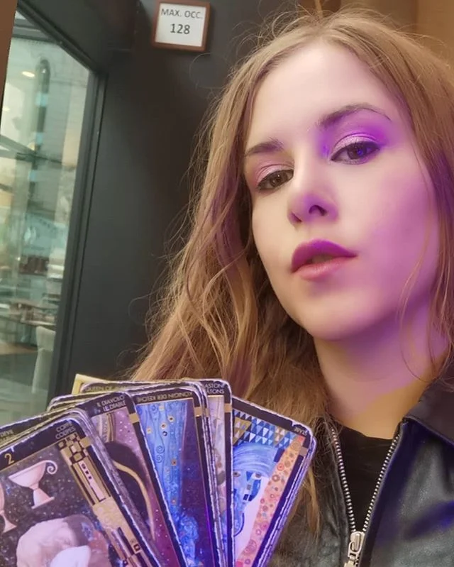 🦂🔥Happy #scorpio Season! Come get an #icedcoffee and sit next to me🍷🦇 #tarot #gustavklimt #halloween #latte #coffee #dallas