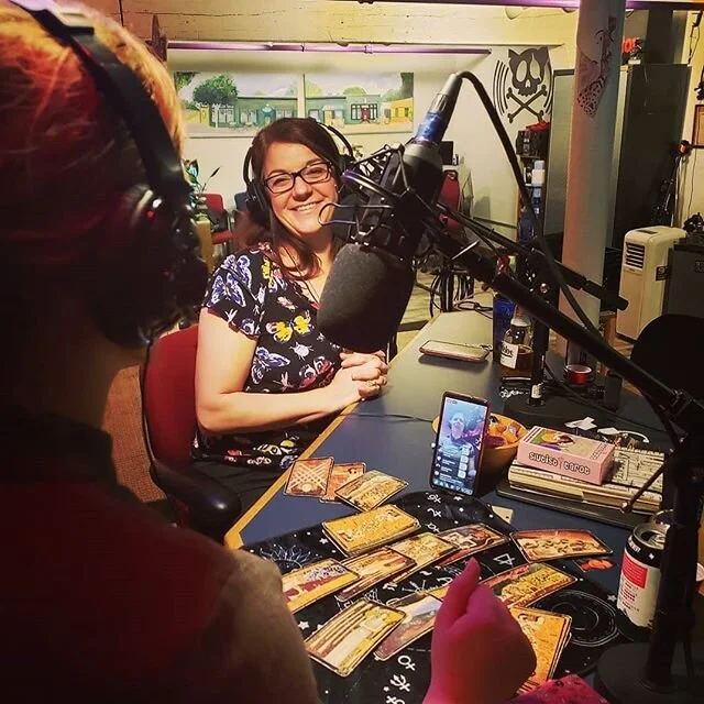 Had a blast doing live on the air 💖🔮💖 love readings for @thesmittenkittenwithcalliedee @97.5kftwthepirate. Check out the behind the scenes video on YouTube. 😉💕