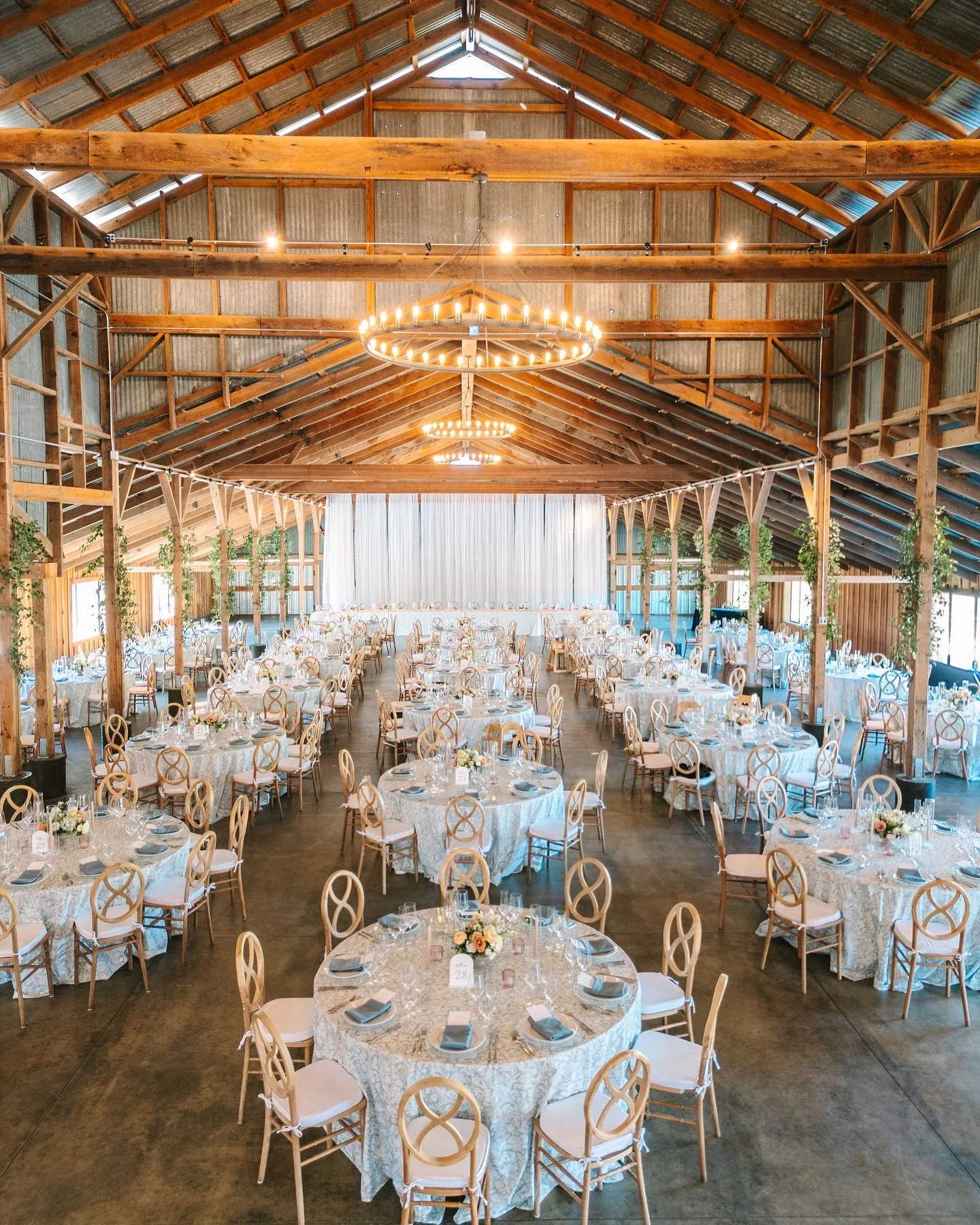 A statement reception look 🤍

Photography: @amyjordan_photo 
Planning + Design: @sevenohsevenevents 
Flowers: @marianasfloraldesign 
Rentals: @encoreeventsrentals @theonicollection 
Signage: @riskodesigns 
Venue: @gamboninifamilyranch 

#2026Bride #