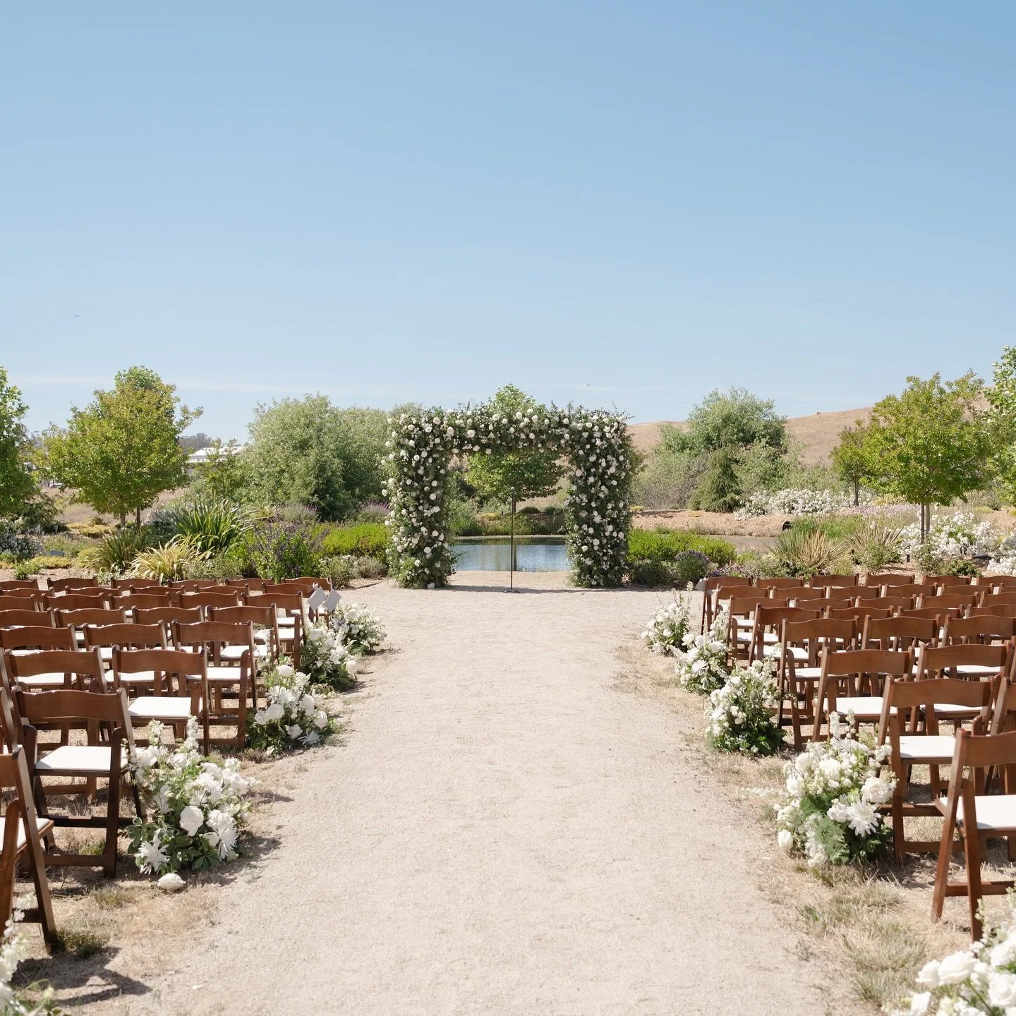 Gorgeous ceremony flowers by @marianasfloraldesign 🤍

Photography: @ginapetersenphotography 
Planning: @quintanaevents 
Venue &amp; Chairs: @gamboninifamilyranch 

#2026Bride #2027Bride #EventVenue #OrganicFarm #WeddingVenue #SonomaCounty #TheBarn #