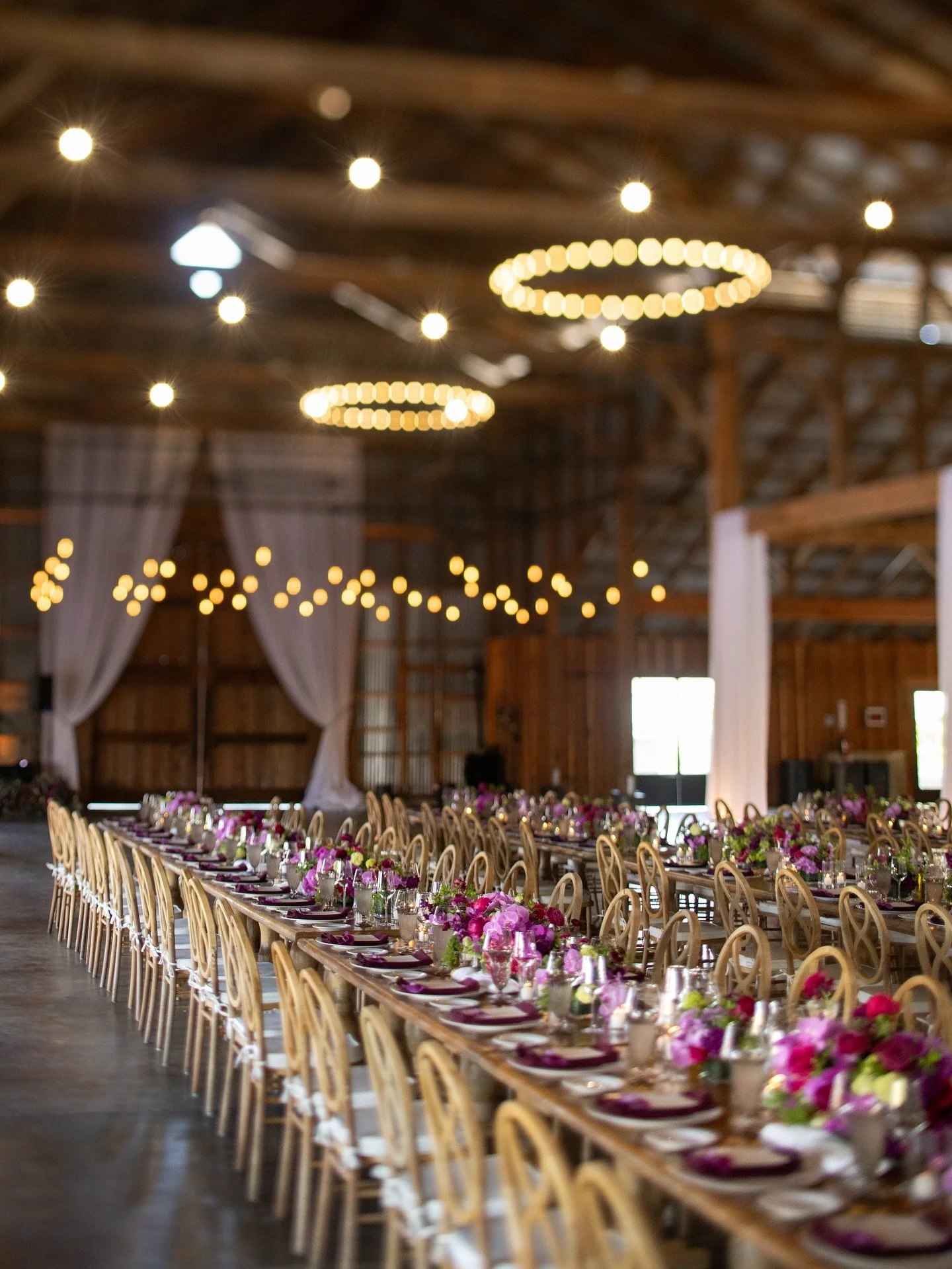 Magic created in The Barn✨

Photography: @sabineschererphotography 
Planning + Design: @quintanaevents 
Flowers: @poppystone 
Rentals: @encoreeventsrentals 
Lighting: @twilightdesign.biz 
Catering: @parkavenuecatering 

#2026Bride #2027Bride #EventVe