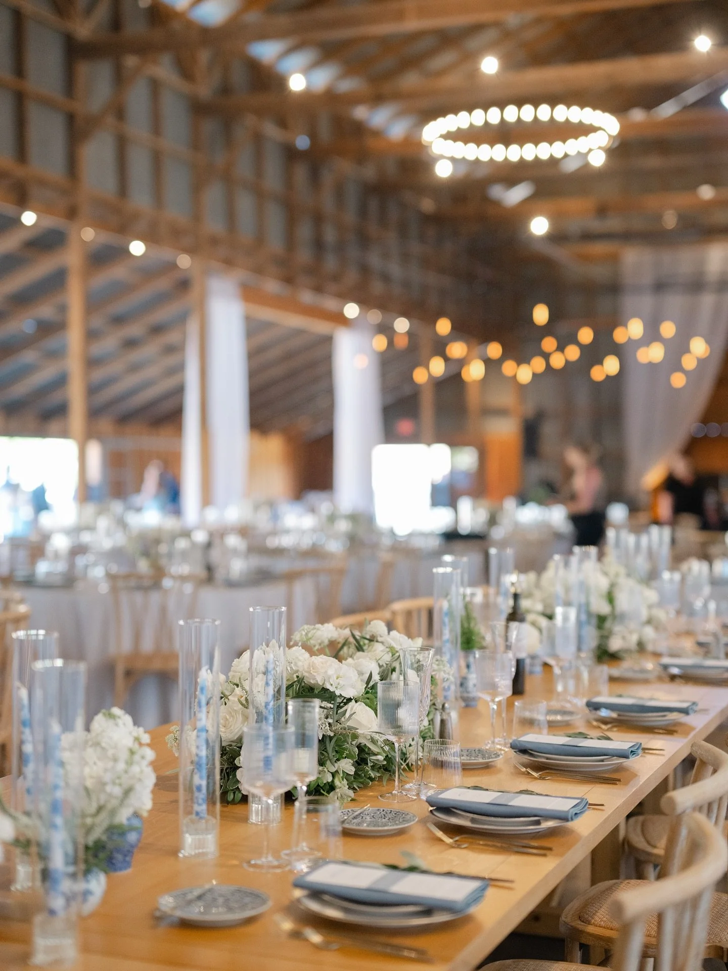Stunning reception design 🩵

Photography: @ginapetersenphotography 
Planning + Design: @quintanaevents 
Flowers: @marianasfloraldesign 
Stationary: @white.linen.design 
Rentals: @encoreeventsrentals 
Lighting: @twilightdesign.biz 
Venue: @gamboninif