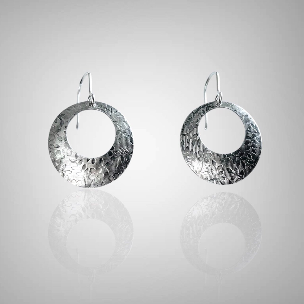 Wide+Patterned+Hoop+-Sm+Refl.jpg