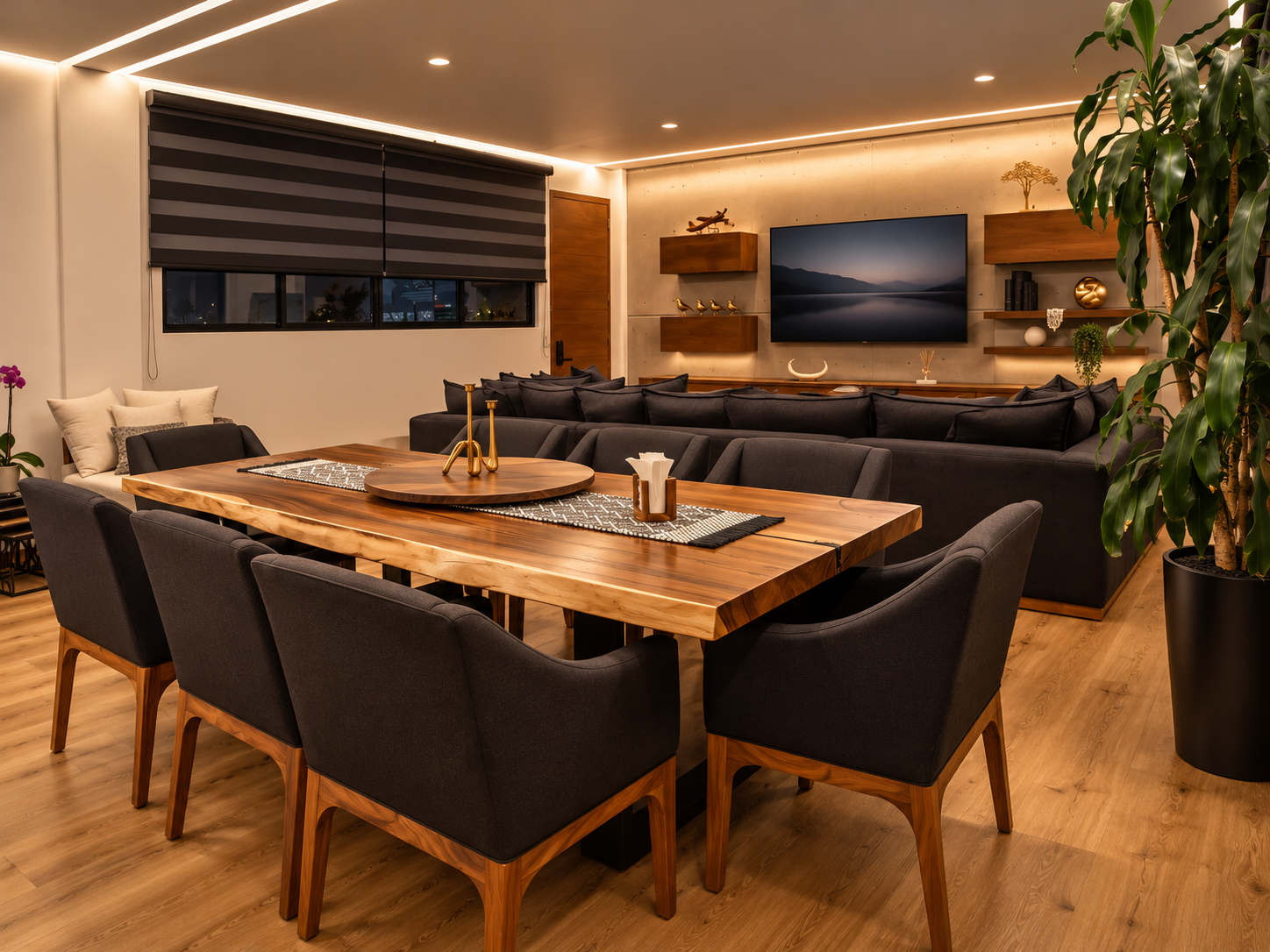 Comedor de madera de Casa 6 frente a la sala con sofá y pantalla.