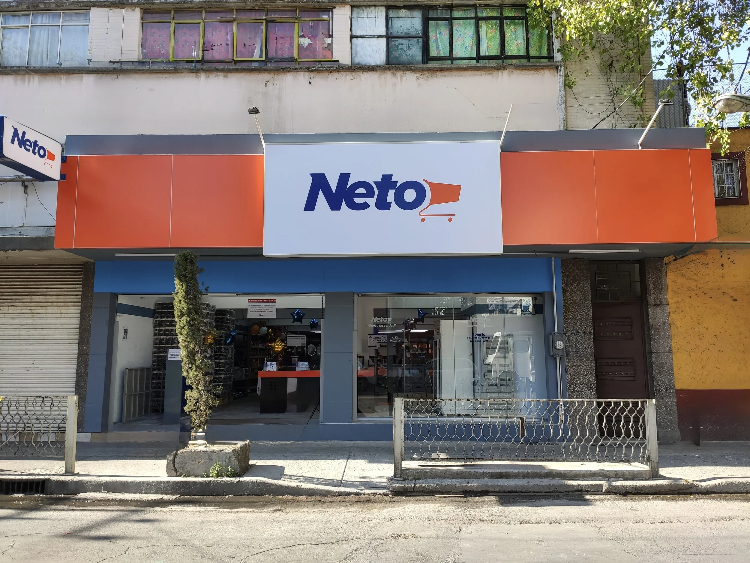Proyecto de construcción comercial de JG ARQS para Tiendas Neto.