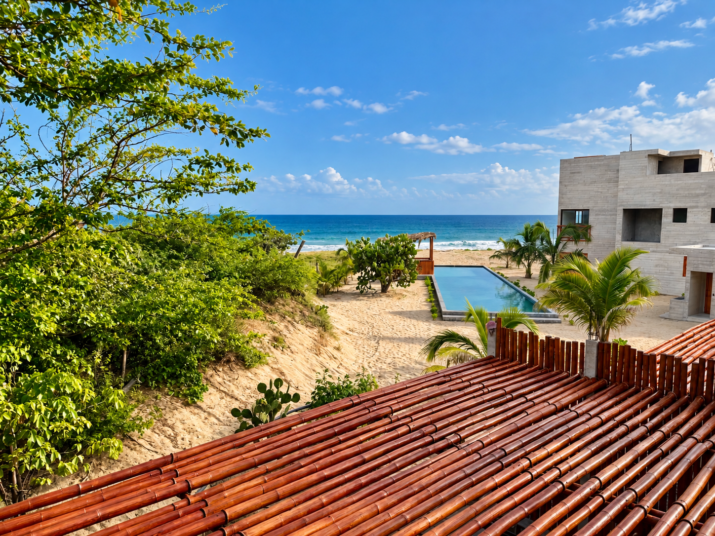 Vista hacia el océano Pacífico, alberca y áreas exteriores de Puerto Bambú en Puerto Escondido, Oaxaca.