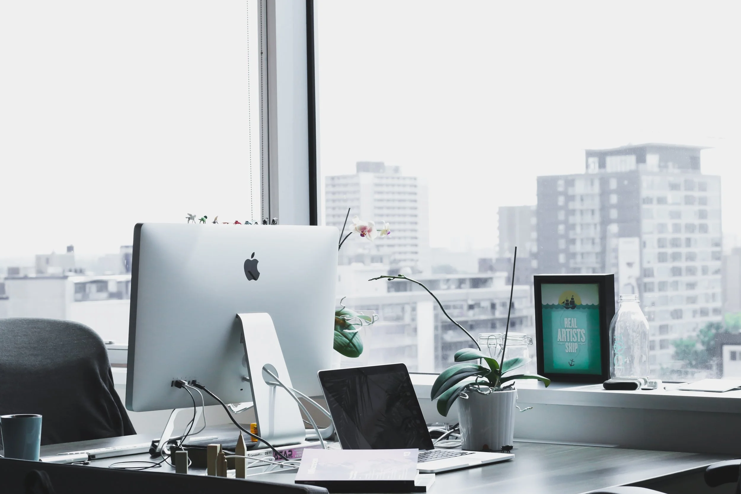 BUILDPLAY-Unsplash-Table-Office-Corner-Buildings-Apple-Computer-alesia-kazantceva-283291-6-25-17-1.jpg