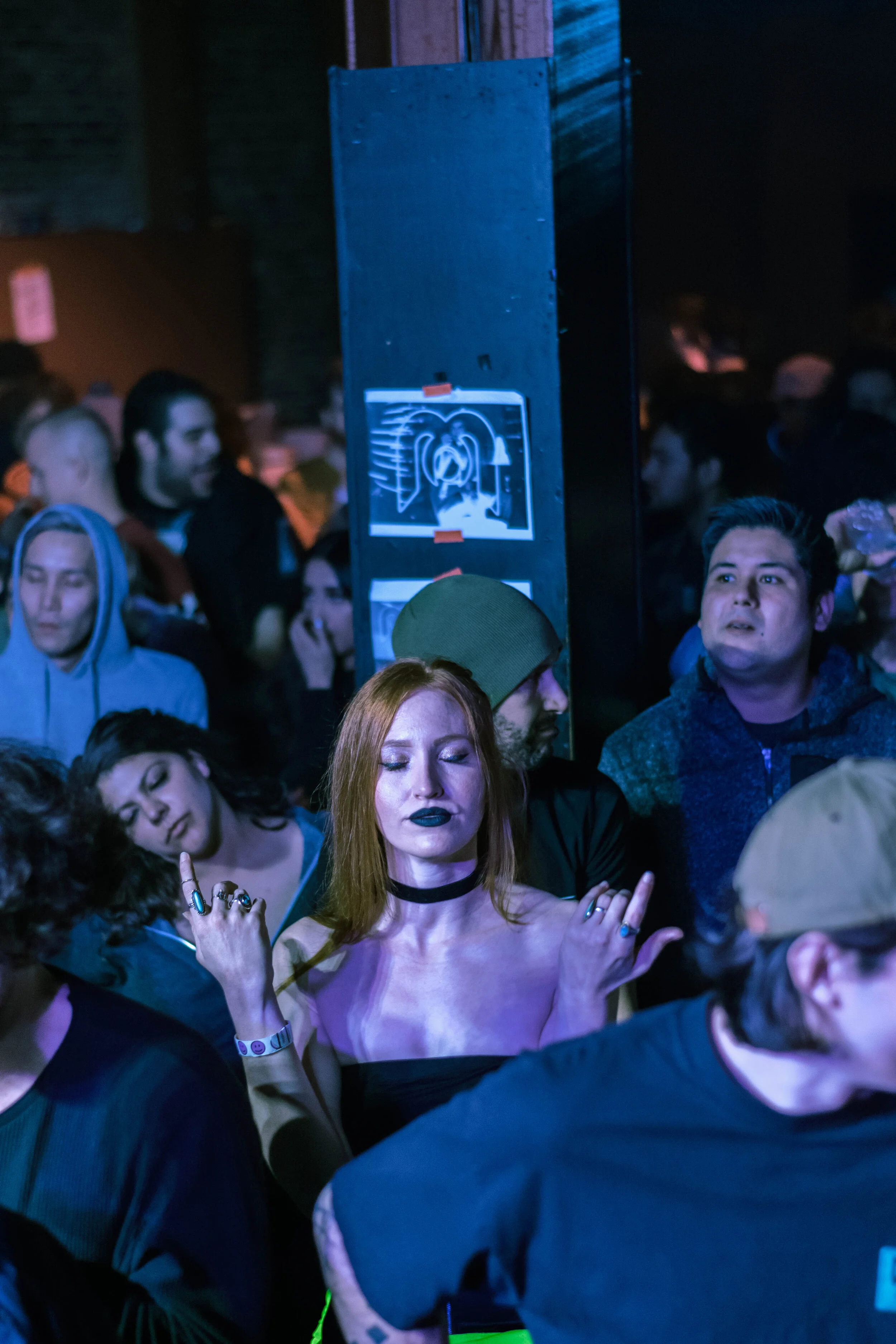 Girl:Crowd_2.JPG