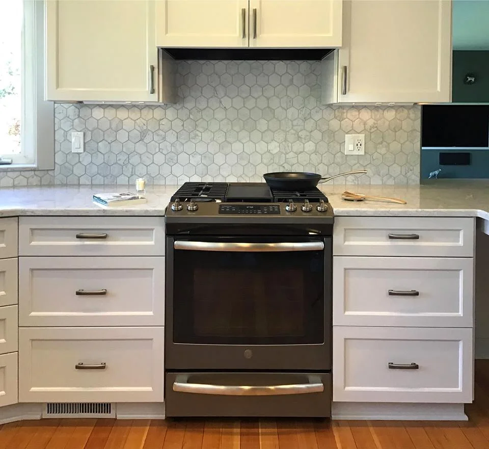 The counter-to-cabinet application lets this mosaic be the star of the show. ZD Photography