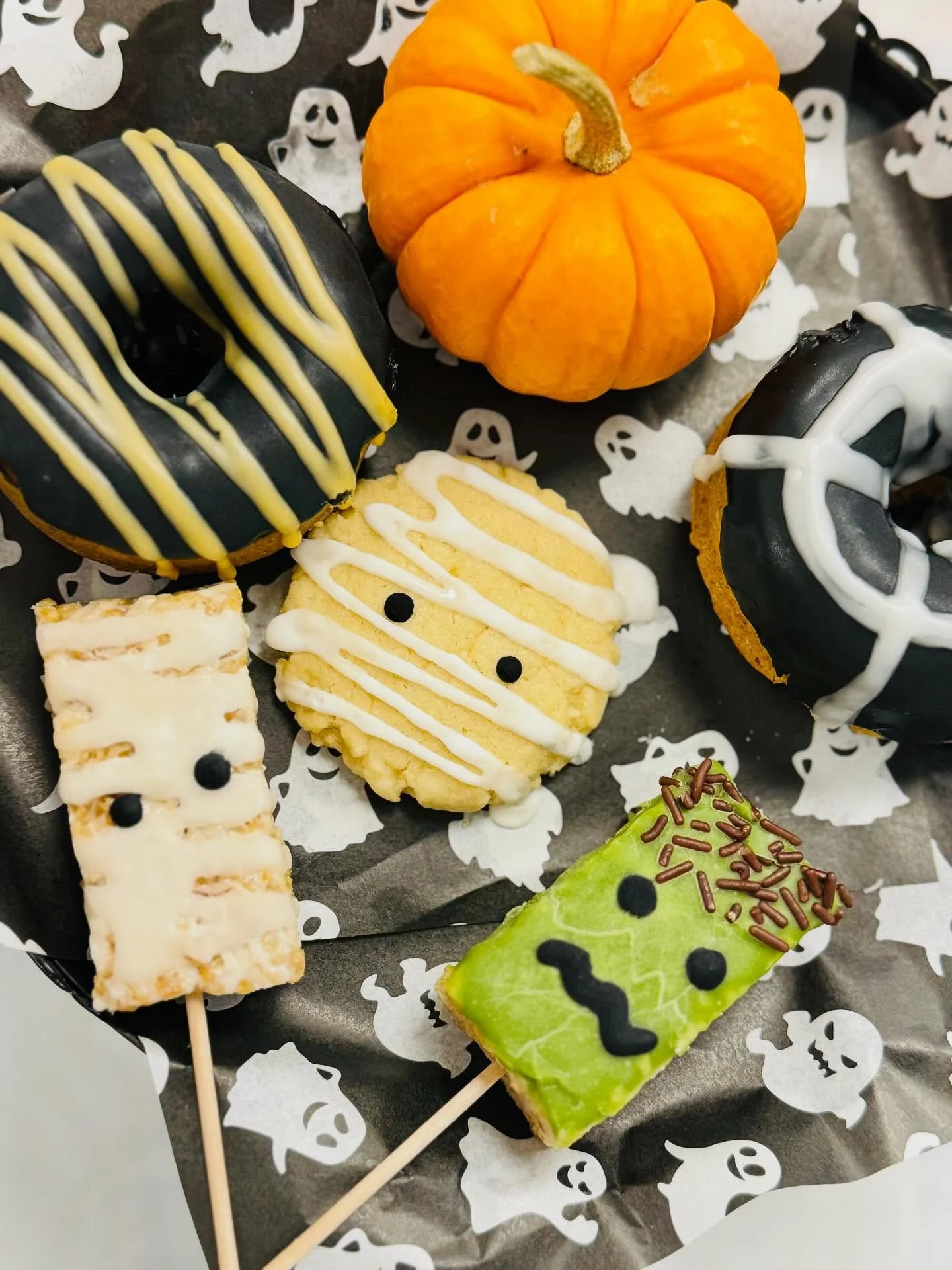 Halloween is just two day away🤗! Be sure to grab your last minute spooky treats at the bakery. We are open on Halloween normal hours.
*P.S. Come to the bakery in your costume on Halloween and receive a FREE mummy cookie!
#halloweentreat #glutenfre
